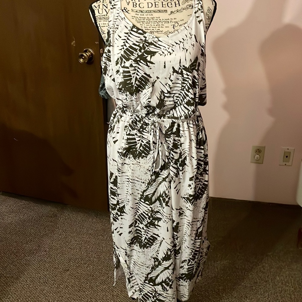 Omans west loop medium green and white long dress in excellent condition